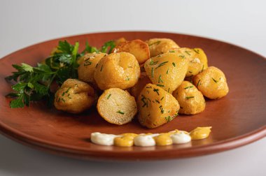 Kahverengi kil tabakta bir köylünün üzerinde kızarmış patates, ev, restoran mutfağı, beyaz arka planda izole edilmiş yemekler.