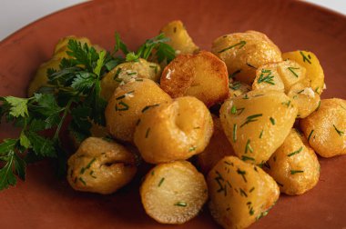 Kahverengi kil tabakta bir köylünün üzerinde kızarmış patates, ev, restoran mutfağı, beyaz arka planda izole edilmiş yemekler.