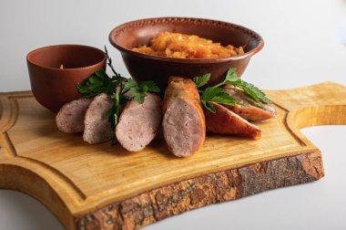 Et tepsisi, sosis, lahana, ziyafet için sıcak atıştırmalık. Lezzetli sıcak yemek konsepti