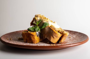 pudra şekeri ve nane ile tatlı elma muffins