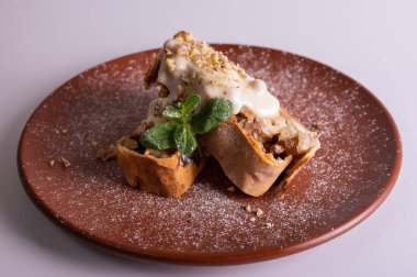 pudra şekeri ve nane ile tatlı elma muffins