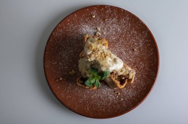 pudra şekeri ve nane ile tatlı elma muffins