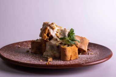 pudra şekeri ve nane ile tatlı elma muffins