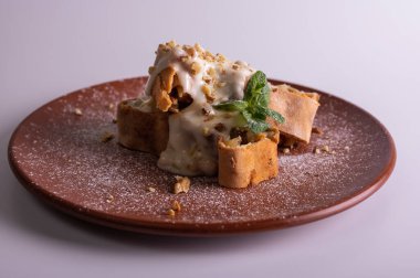 pudra şekeri ve nane ile tatlı elma muffins