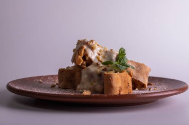 pudra şekeri ve nane ile tatlı elma muffins