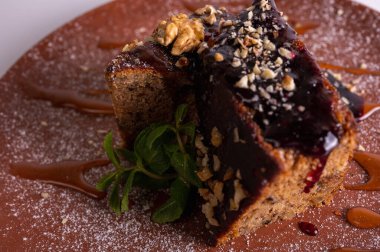 Fındıklı krep çikolatalı pasta, beyaz arka planda izole edilmiş kahverengi kil tabakta ballı kek. Yüksek kalite fotoğraf