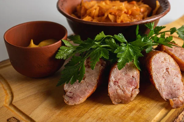 Et tepsisi, sosis, lahana, ziyafet için sıcak atıştırmalık. Lezzetli sıcak yemek konsepti