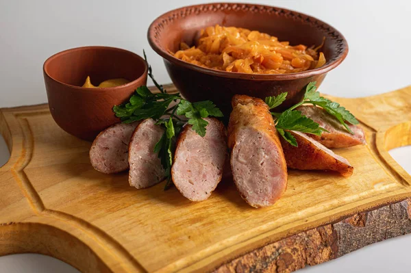 Et tepsisi, sosis, lahana, ziyafet için sıcak atıştırmalık. Lezzetli sıcak yemek konsepti