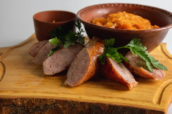 Et tepsisi, sosis, lahana, ziyafet için sıcak atıştırmalık. Lezzetli sıcak yemek konsepti