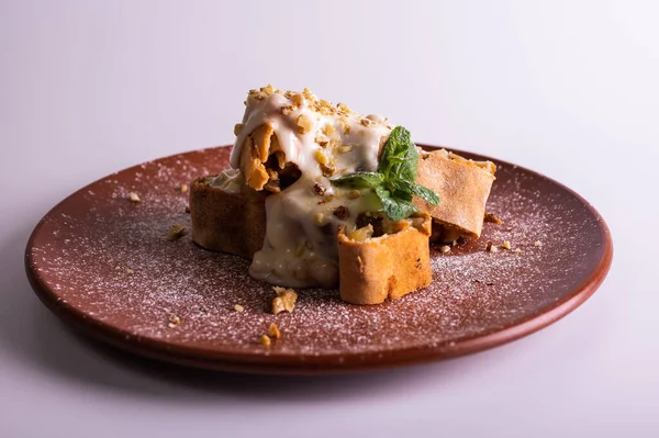 pudra şekeri ve nane ile tatlı elma muffins