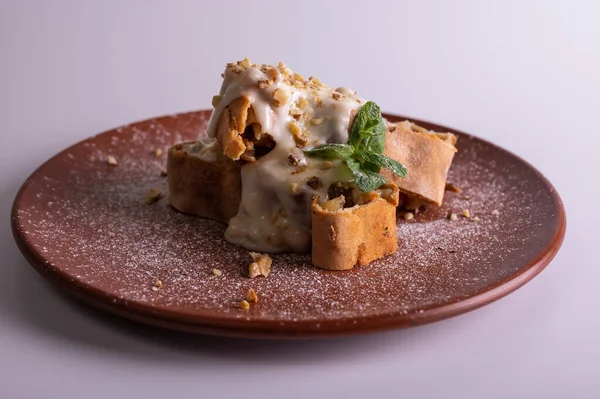 pudra şekeri ve nane ile tatlı elma muffins