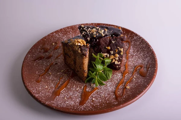 Fındıklı krep çikolatalı pasta, beyaz arka planda izole edilmiş kahverengi kil tabakta ballı kek. Yüksek kalite fotoğraf