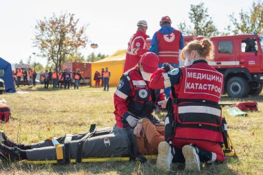 28 Eylül 2021, Ukrayna, Yavoriv ilçesi, Shklo köyü, sağlık görevlileri tarafından patlama, kaza kurbanlarına acil tıbbi bakım sağlandı.