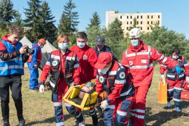 28 Eylül 2021, Ukrayna, Yavoriv ilçesi, Shklo köyü, sağlık görevlileri tarafından patlama, kaza kurbanlarına acil tıbbi bakım sağlandı.