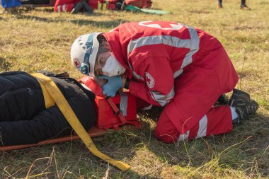 28 Eylül 2021, Ukrayna, Yavoriv ilçesi, Shklo köyü, sağlık görevlileri tarafından patlama, kaza kurbanlarına acil tıbbi bakım sağlandı.
