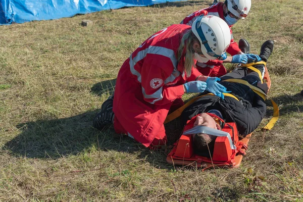 28 Eylül 2021, Ukrayna, Yavoriv ilçesi, Shklo köyü, sağlık görevlileri tarafından patlama, kaza kurbanlarına acil tıbbi bakım sağlandı.