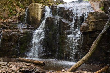 Dağlarda çağlayan şelale.