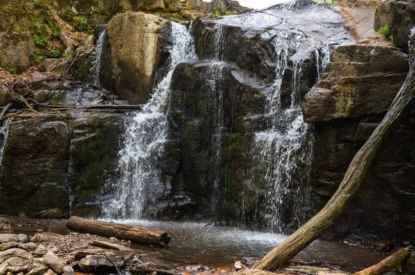 Dağlarda çağlayan şelale.