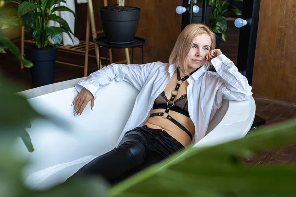 Kadınlar açık bir banyoda tropik çiçeklerle, organik cilt bakımıyla, lüks spa oteliyle, yaşam tarzı fotoğraflarıyla rahatlıyor. Seçici odak