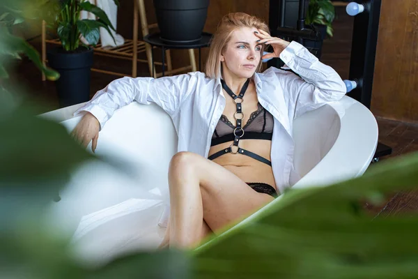 Kadınlar açık bir banyoda tropik çiçeklerle, organik cilt bakımıyla, lüks spa oteliyle, yaşam tarzı fotoğraflarıyla rahatlıyor. Seçici odak