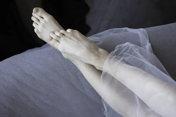Ноги Втомленої Дівчини Ліжку — стокове фото
