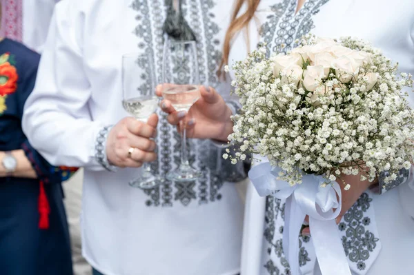 美丽的夫妻在日落时牵着手 身着绣花衬衫 后视镜的乌克兰夫妇 — 图库照片