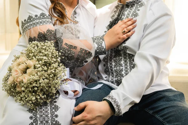 Beau Couple Tenant Main Coucher Soleil Couple Ukrainien Chemises Brodées — Photo