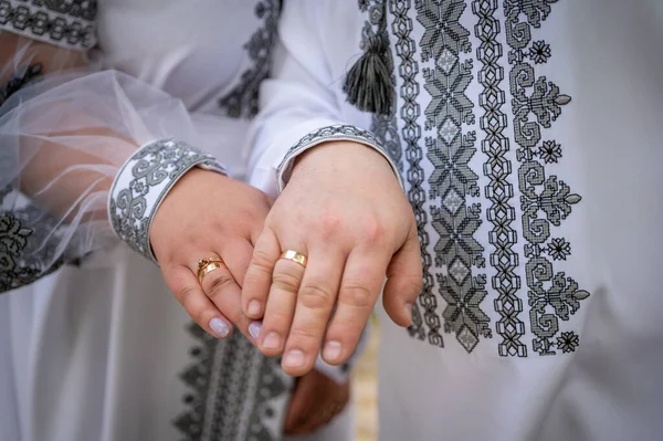 结婚戒指在年轻人的手上 一个新的年轻家庭的诞生 在乌克兰绣花衬衫 — 图库照片
