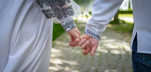 Beautiful Couple Holding Hands Sunset Ukrainian Couple Embroidered Shirts Traditions — Stock Photo, Image