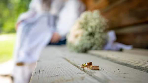 Hari Pernikahan Diatur Dengan Karangan Bunga Pengantin Wanita Dari Bunga — Stok Foto