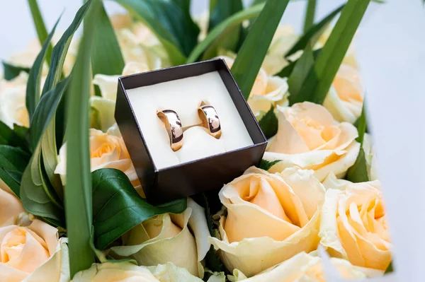 Anéis Casamento Dourados Buquê Rosas — Fotografia de Stock