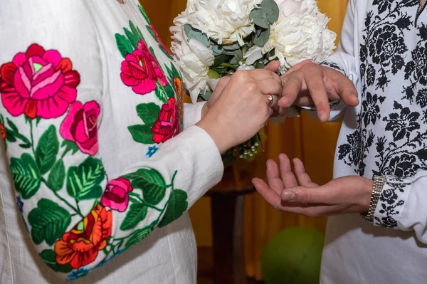 年轻人手中的结婚戒指 一个新的年轻家庭的创建 乌克兰刺绣 乌克兰传统 一个年轻的家庭的创建 — 图库照片