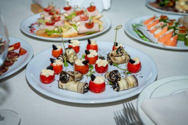 Ziyafet masası. Masa takımı. Yiyecek, atıştırmalık, meyve, içecek.