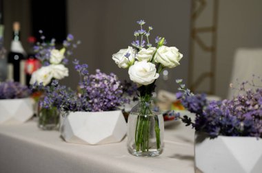 Ziyafet masası. Masa takımı. Yiyecek, atıştırmalık, meyve, içecek, sandalye, masa dekorasyonu, çiçek.