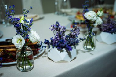 Ziyafet masası. Masa takımı. Yiyecek, atıştırmalık, meyve, içecek.