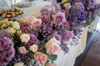 Ziyafet masası. Masa takımı. Yiyecek, atıştırmalık, meyve, içecek, sandalye, masa dekorasyonu, çiçek.