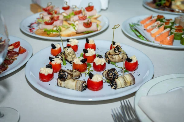 Banquet Table Tableware Food Snacks Fruits Drinks — Foto de Stock