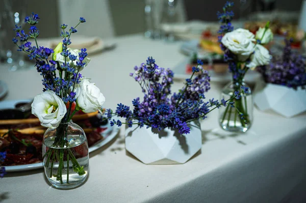 Ziyafet masası. Masa takımı. Yiyecek, atıştırmalık, meyve, içecek.