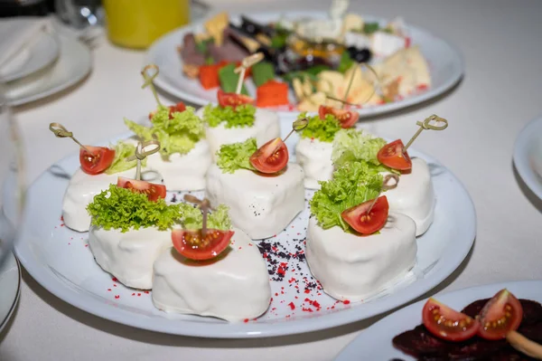 Banquet Table Tableware Food Snacks Fruits Drinks — Zdjęcie stockowe