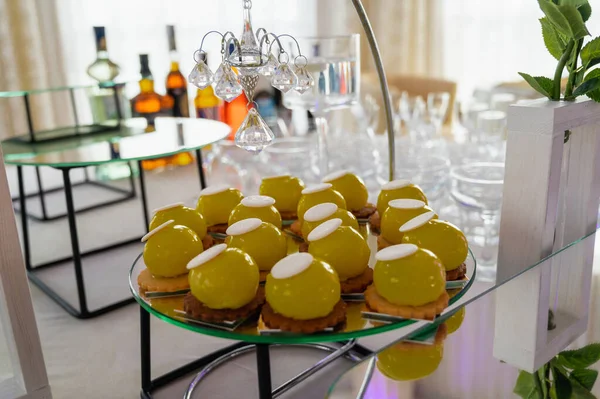 Piękny Ślub Bar Cukierków Dużo Słodyczy Owoce Jedzenie Stół Weselny — Zdjęcie stockowe