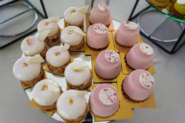 Hermosa Barra Caramelo Boda Con Montón Dulces Frutas Alimentos Mesa — Foto de Stock