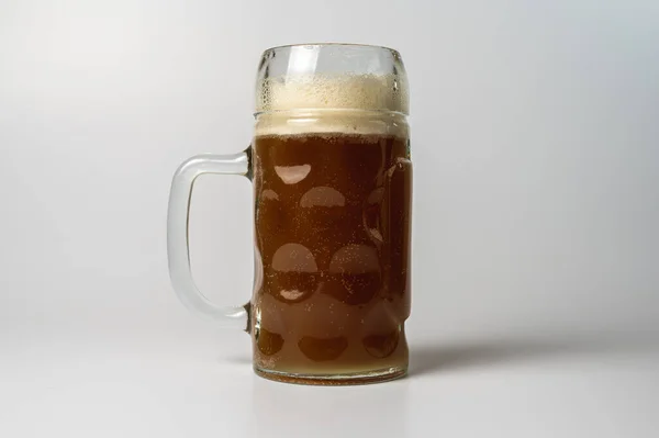 Γυάλινη Διάφανη Κούπα Μπύρας Σκούρου Ζύθου Που Απομονώνεται Ελαφρύ Φόντο — Φωτογραφία Αρχείου