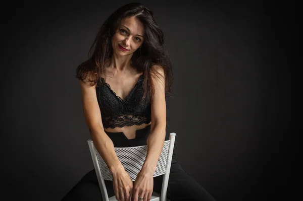 Full Body Foto Van Schattig Verleidelijk Brunette Vrouw Zitten Broek — Stockfoto