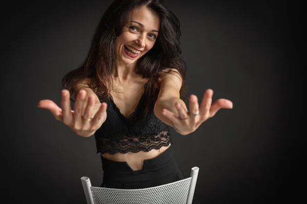 Een Emotioneel Mooi Meisje Stak Haar Hand Uit Naar Camera — Stockfoto