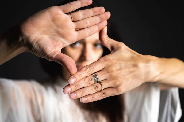 Тривога Небезпека Захист Концептуальне Зображення Жінки Яка Покриває Обличчя Руками — стокове фото
