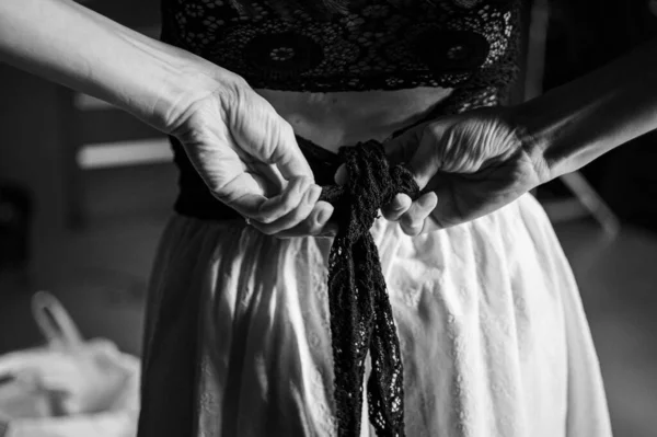 密室の後ろから美しい少女の写真を ドレスを結ぶ 黒と白の古典的な写真 サイドフォーカス — ストック写真