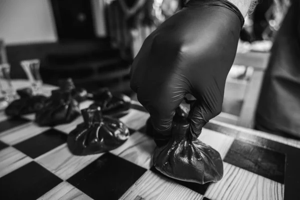 黑白经典照片近视 传统的格鲁吉亚菜 Khinkali Kalakuri 放在木制桌子上 棋盘上 黑面和面团 象棋游戏 有选择的重点 侧面观点 — 图库照片