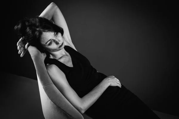 Portrait Studio Une Jeune Femme Fatiguée Torturée Sensuelle Robe Noire — Photo