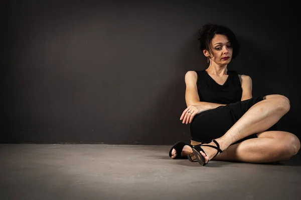 Estúdio Retrato Cansado Torturado Jovem Bela Mulher Sensual Vestido Preto — Fotografia de Stock