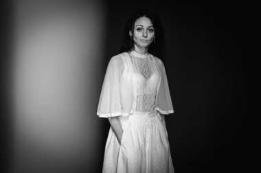 Şüpheci ve şüpheli duygularla kafası karışmış genç bir kız karar verirken düşünceli ve düşünceli. Gri arka planda alaycı bir kadının portresi. Seçici odak